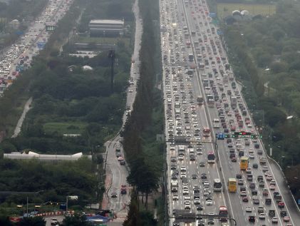 추석 연휴 전날 밤 고속도로 일부 정체…오후 11시쯤 해소