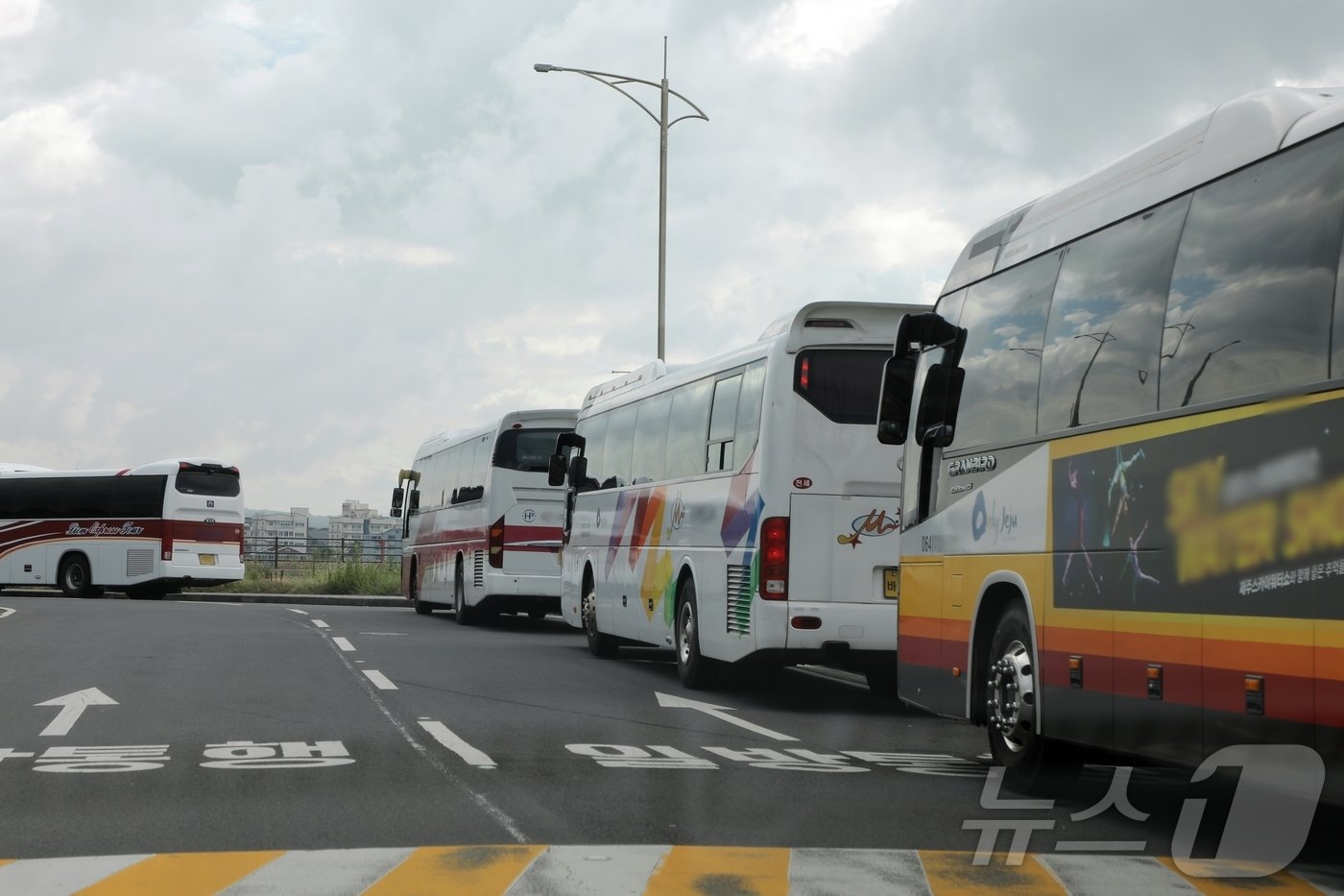 본문 이미지 - 지난 11일 오후 제주시 이호방파제 인근 도로에서 관광버스가 승객들을 내린 후 정차하고 있다.2024.9.13/뉴스1 ⓒ News1 홍수영 기자