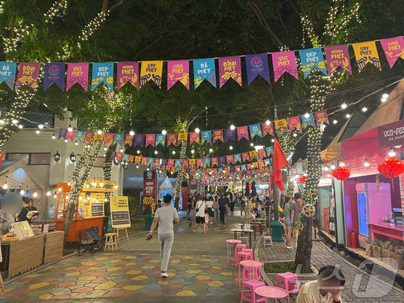 본문 이미지 - 베트남 다낭 '다낭 다운타운'에 펼쳐진 야시장의 모습. ⓒ 뉴스1 김형준 기자