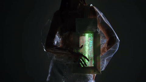 본문 이미지 - LG디스플레이가 '2025 S/S 서울패션위크'에서 스트레처블 디스플레이를 적용해 선보인 미래형 의류 및 가방 콘셉트. 사진은 패션 모델이 스트레처블 디스플레이가 적용된 의류 콘셉트(이청청 디자이너)를 착용하고 있는 모습.(LG디스플레이 제공)
