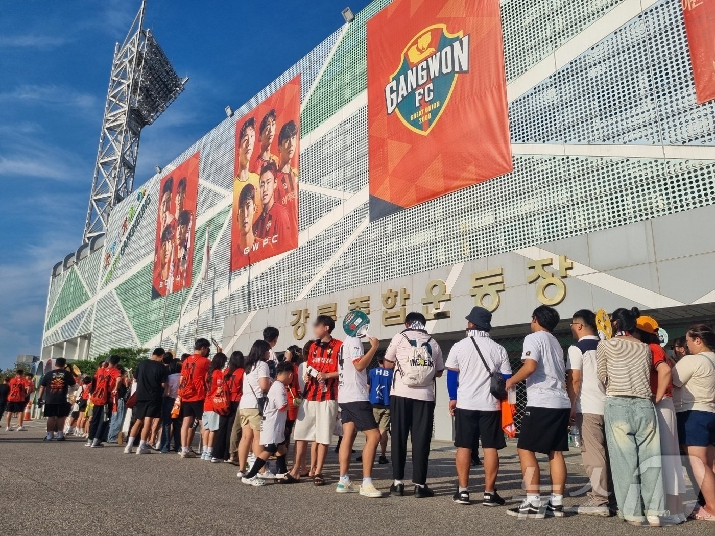 본문 이미지 - 강원FC와 수원FC의 하나은행 K리그1 2024 29라운드 홈경기가 열린 지난 1일 강원 강릉종합운동장에 모인 강원FC 팬들이 버스에서 내리는 선수단을 응원하기 위해 모여 있다. 2024.9.2/뉴스1 윤왕근 기자 