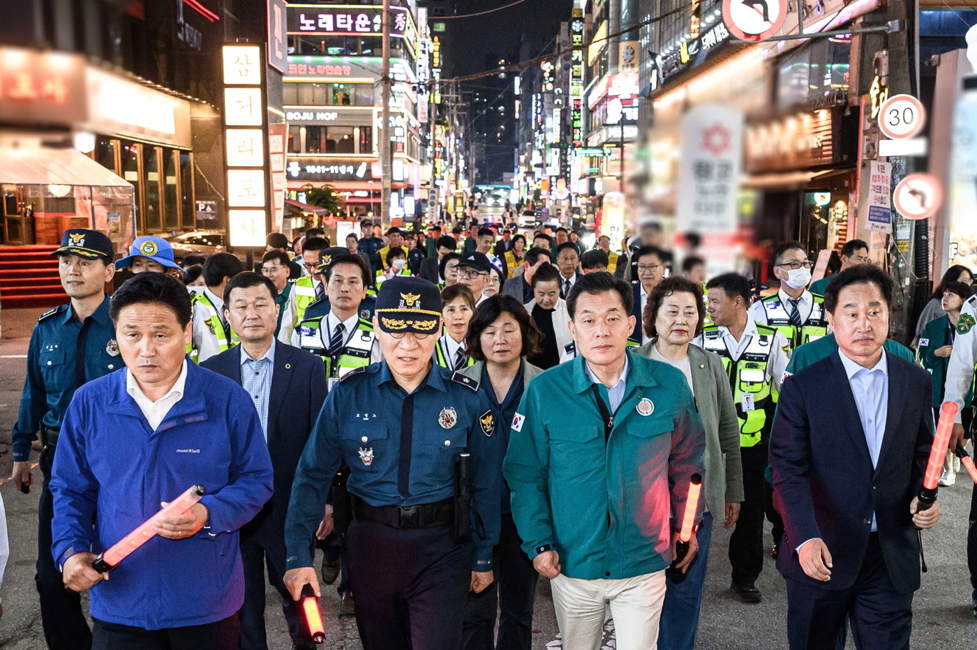 이재준 경기 수원시장&#40;사진 오른쪽 2번째&#41;이 20일 &#39;연쇄 성폭행범&#39; 박병화 거주지인 경기 수원시 팔달구 인계동 한 오피스텔 주변에서 경찰 등 유관기관과 합동순찰을 하고 있다. &#40;수원시 제공&#41; 2024.5.20/뉴스1 ⓒ News1