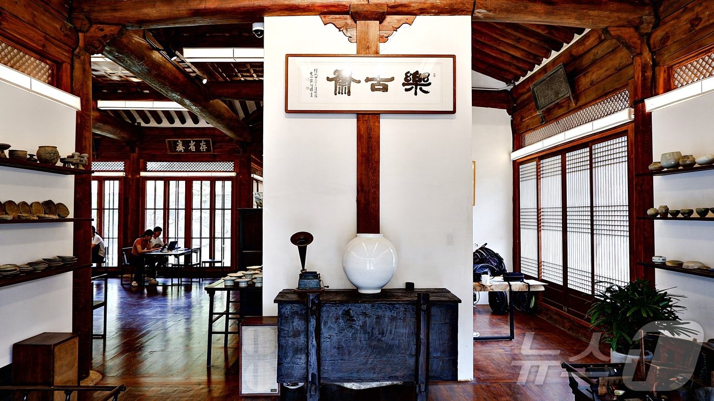 본문 이미지 - 호텔 로비 겸 안내 데스크 역할을 하는 입구ⓒ News1 윤슬빈 기자