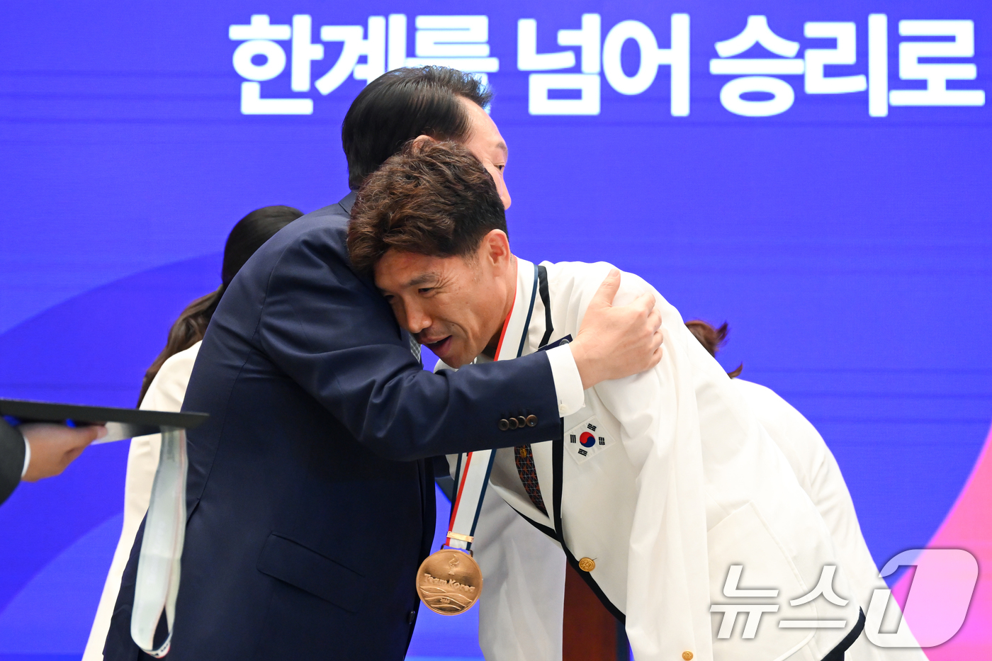 (서울=뉴스1) 송원영 기자 = 윤석열 대통령과 김건희 여사가 13일 청와대 영빈관에서 열린 '2024 파리 패럴림픽 선수단 격려 오찬'에서 트라이애슬론 김황태 선수에게 국민감사 …