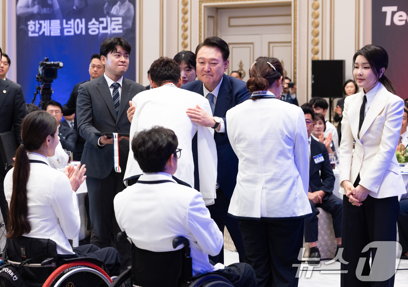 (서울=뉴스1) 송원영 기자 = 윤석열 대통령과 김건희 여사가 13일 청와대 영빈관에서 열린 '2024 파리 패럴림픽 선수단 격려 오찬'에서 트라이애슬론 김황태 선수에게 국민감사 …