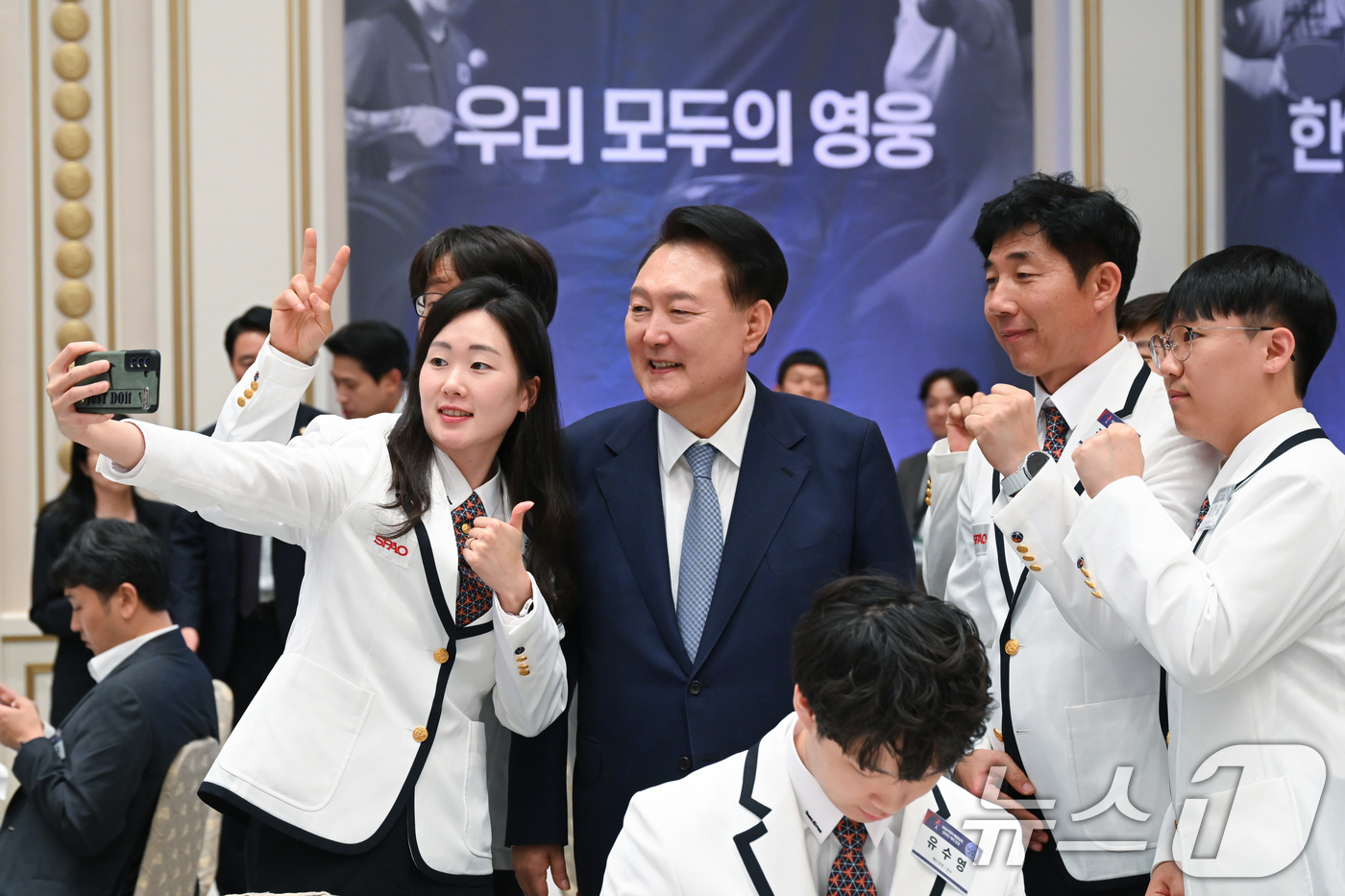(서울=뉴스1) 송원영 기자 = 윤석열 대통령이 13일 청와대 영빈관에서 열린 '2024 파리 패럴림픽 선수단 격려 오찬'에서 선수단과 기념촬영을 하고 있다. (대통령실 제공)20 …
