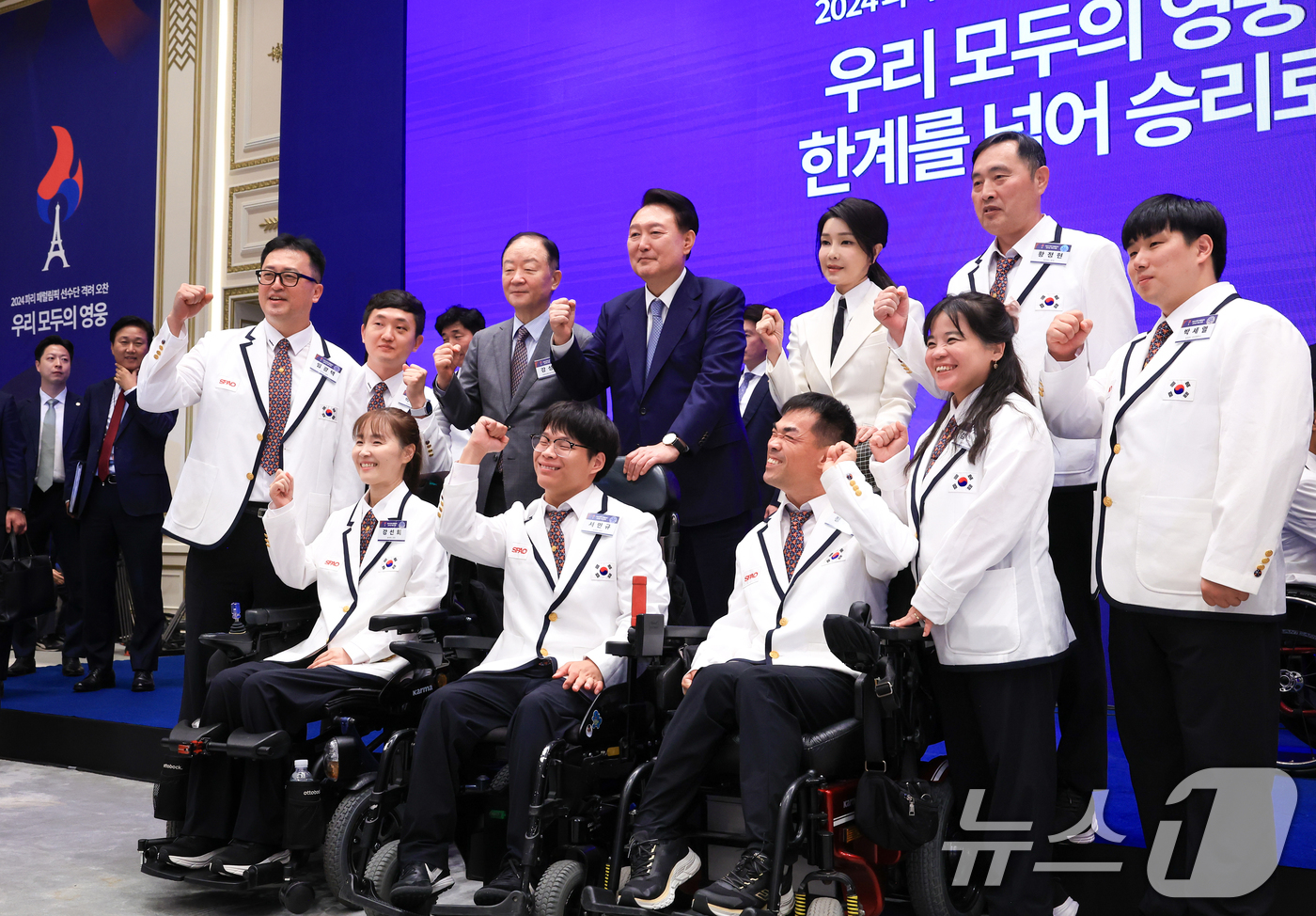 (서울=뉴스1) 송원영 기자 = 윤석열 대통령과 김건희 여사가 13일 청와대 영빈관에서 열린 '2024 파리 패럴림픽 선수단 격려 오찬'에서 선수단과 기념촬영을 하고 있다. (대통 …