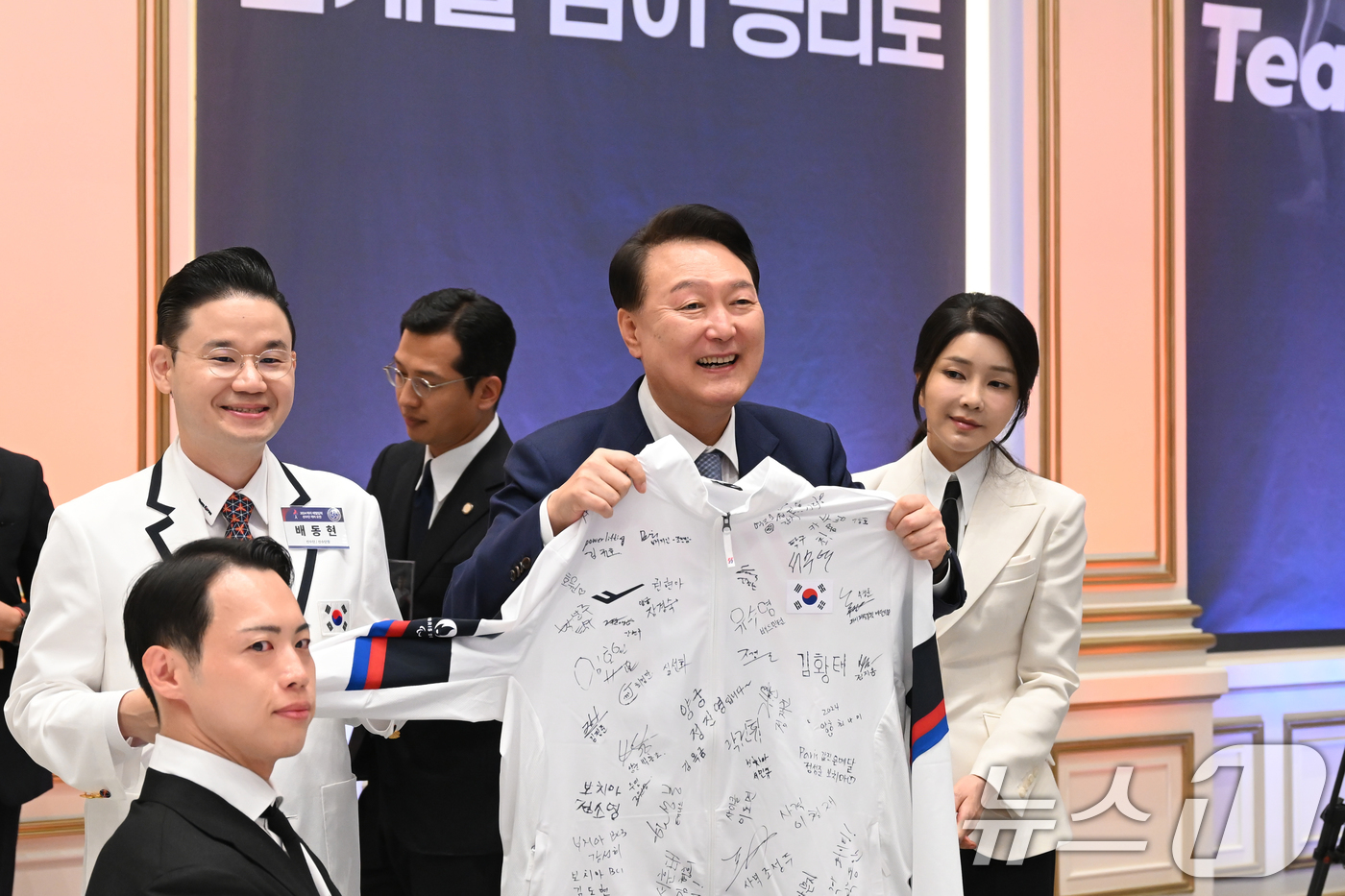 (서울=뉴스1) 송원영 기자 = 윤석열 대통령과 김건희 여사가 13일 청와대 영빈관에서 열린 '2024 파리 패럴림픽 선수단 격려 오찬'에서 배동현 파리 패럴림픽 선수단장으로부터 …
