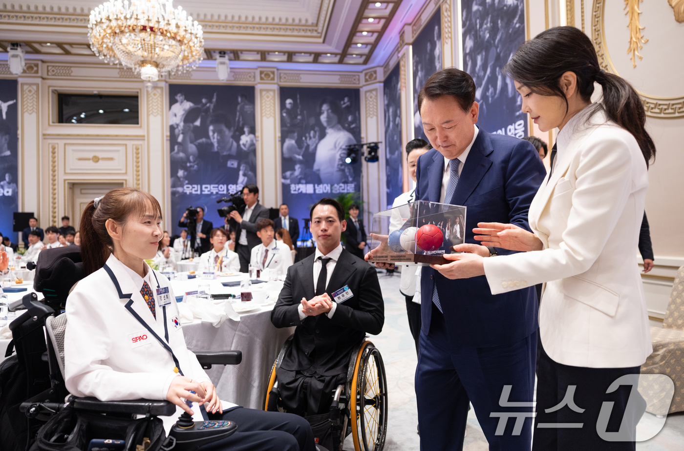 (서울=뉴스1) 송원영 기자 = 윤석열 대통령과 김건희 여사가 13일 청와대 영빈관에서 열린 '2024 파리 패럴림픽 선수단 격려 오찬'에서 보치아 종목에 출전한 강선희 선수로부터 …