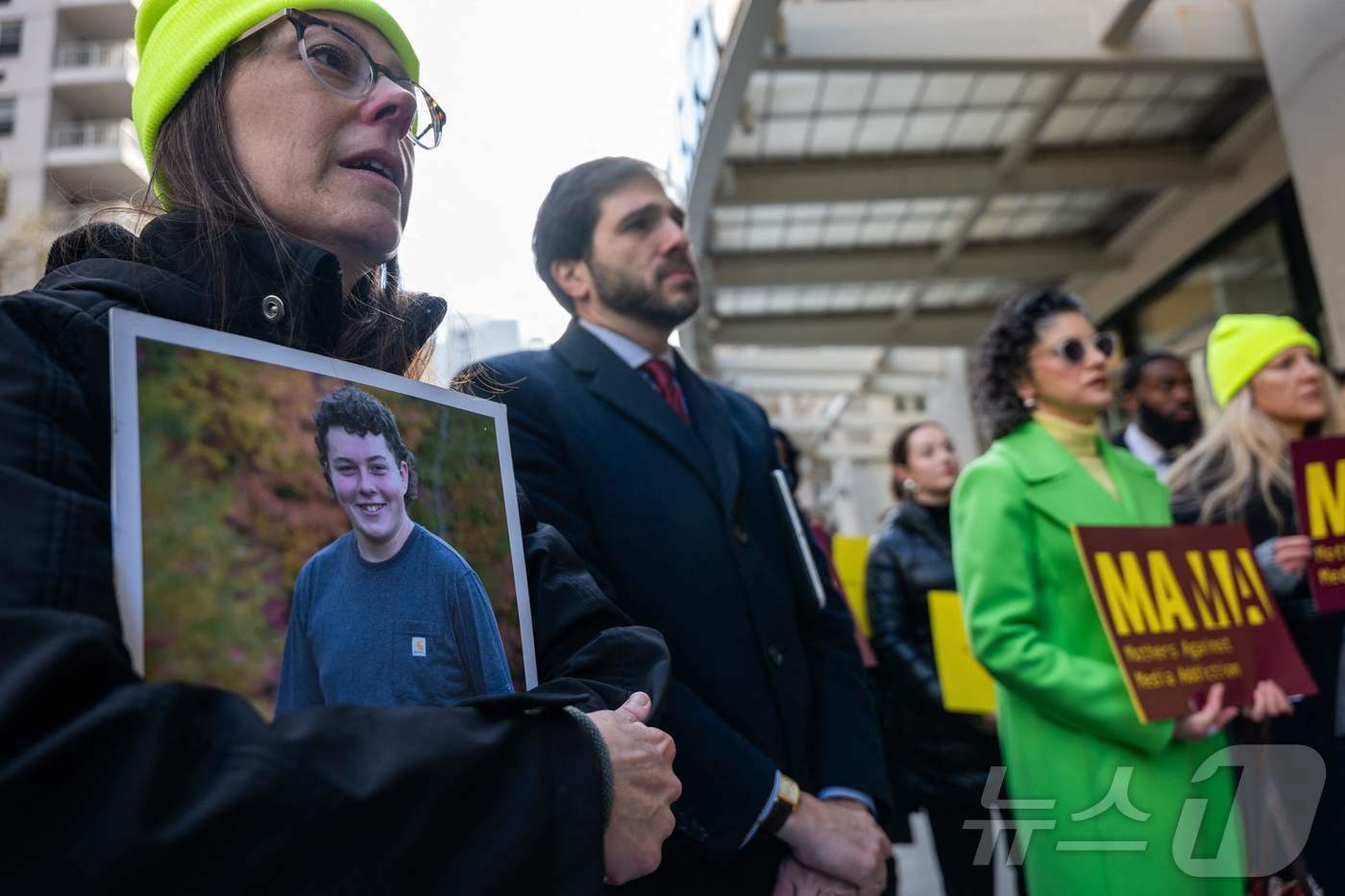 본문 이미지 - 미국 뉴욕의 메타 사무실 밖에서 &#39;미디어 중독에 반대하는 어머니들&#40;MAMA&#41; 회원들이 청소년 보호를 우선시 할 것을 촉구하고 있다. 사진 왼편의 메리 로데가 페이스북에서 따돌림을 당한 끝에 자살한 아들 라일리의 사진을 들고 있다. 2024.03.22/ ⓒ AFP=뉴스1 ⓒ News1 권진영 기자