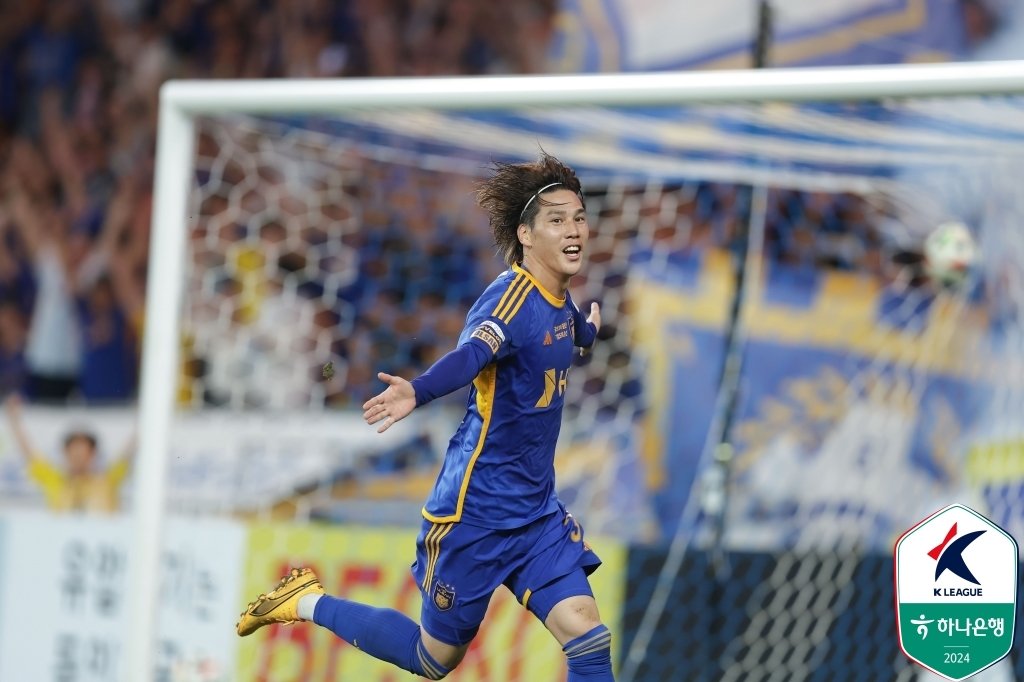 본문 이미지 - 울산HD가 13일 열린 하나은행 K리그1 2024 30라운드 강원FC와 홈 경기에서 2-0으로 승리, 선두 자리를 되찾았다. 사진은 후반 34분 추가골을 터뜨린 울산의 아타루.(한국프로축구연맹 제공)