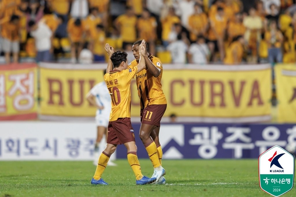 본문 이미지 - 광주FC가 13일 열린 하나은행 K리그1 2024 30라운드 포항 스틸러스와 홈 경기에서 2-1로 승리, 3연패에서 벗어났다. (한국프로축구연맹 제공)
