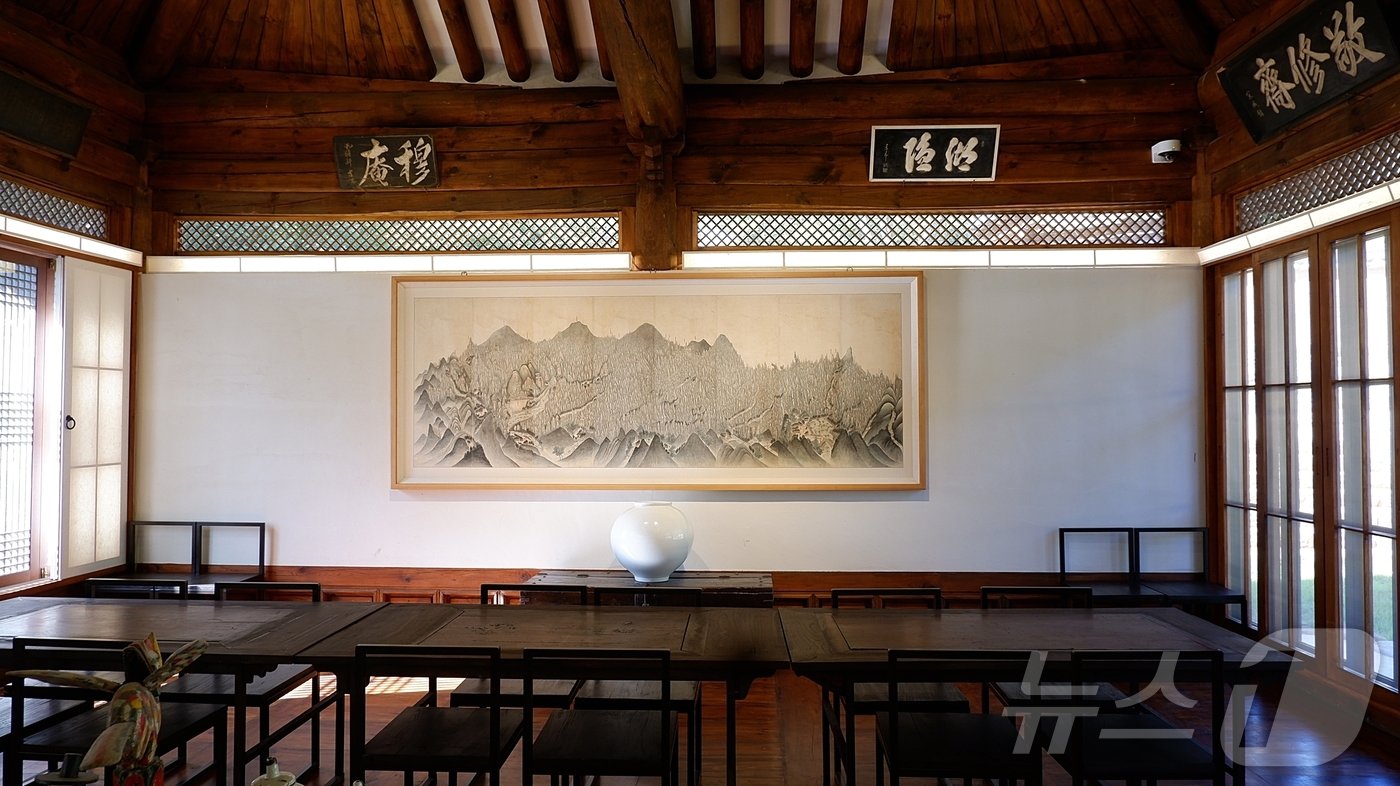 본문 이미지 -  달 항아리와 서예화. 모두 안영환 회장 소장품이다.ⓒ News1 윤슬빈 기자