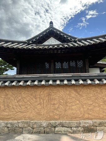 본문 이미지 -  담장에 그려진 기하학적인 무늬가 인상적이다ⓒ News1 윤슬빈 기자