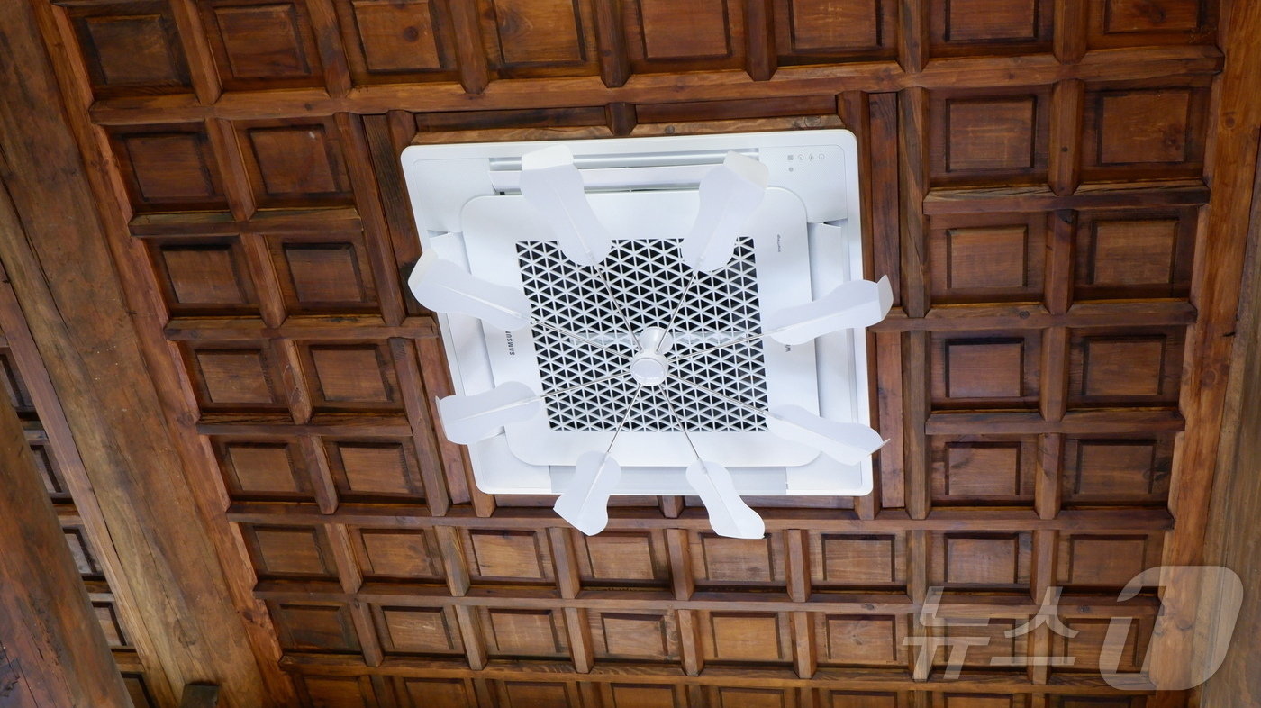 본문 이미지 - 궁궐 양식에서 주로 쓰는 우물천장ⓒ News1 윤슬빈 기자