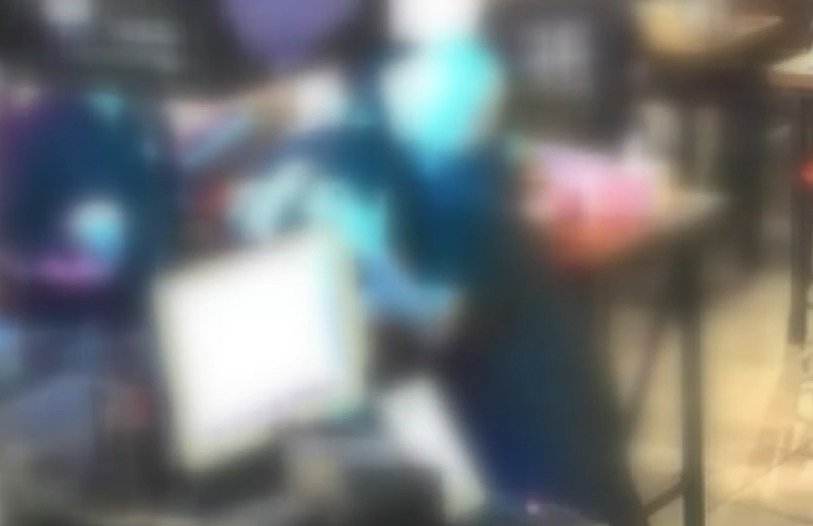 본문 이미지 - 가게 사장을 껴안는 여성. (JTBC '사건반장')