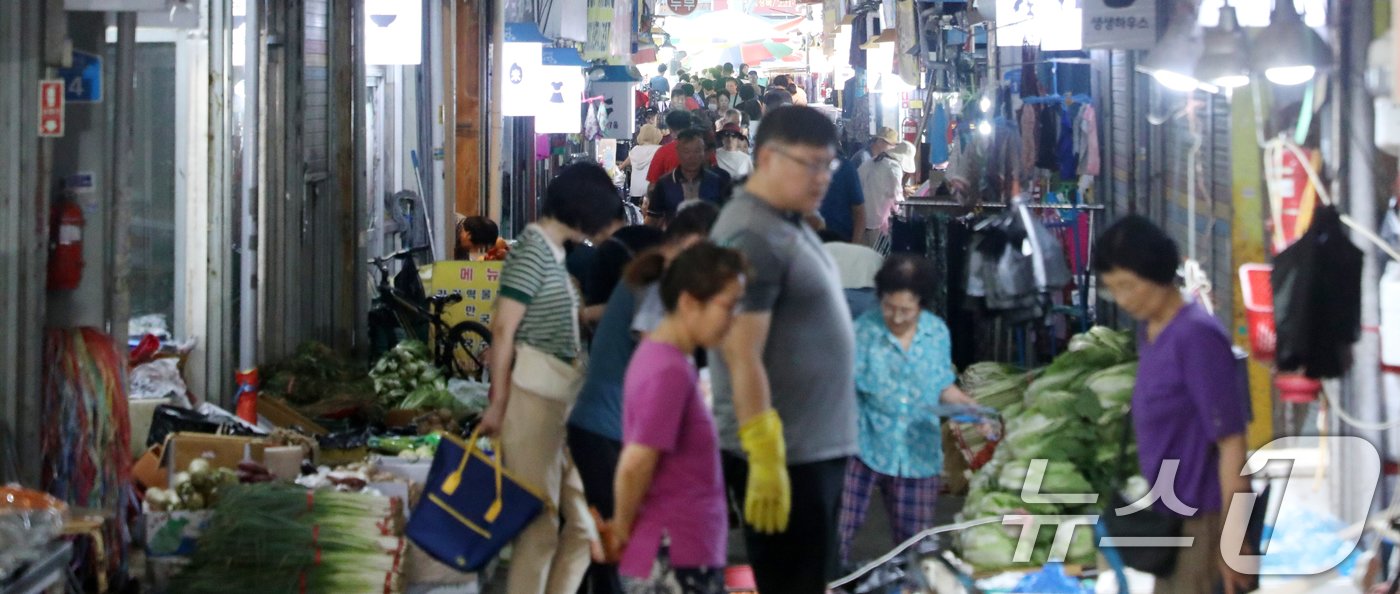 본문 이미지 - 전북자치도 전주시 전주 모래내시장이 시민들로 북적이고 있다. 2024.9.14/뉴스1 ⓒ News1 유경석 기자