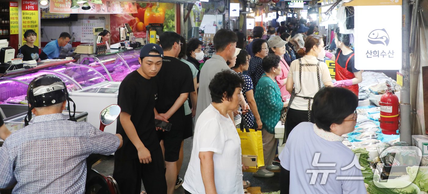 본문 이미지 - 전북자치도 전주시 전주 모래내시장이 시민들로 북적이고 있다. 2024.9.14/뉴스1 ⓒ News1 유경석 기자