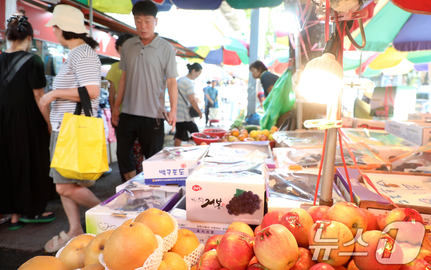 (전주=뉴스1) 유경석 기자 = 추석 연휴가 시작된 14일 전북자치도 전주시 전주 모래내시장을 찾은 시민들이 물품을 구매하고 있다. 2024.9.14/뉴스1