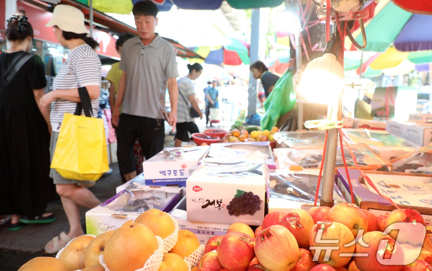 추석 연휴가 시작된 14일 전북자치도 전주시 전주 모래내시장을 찾은 시민들이 물품을 구매하고 있다. 2024.9.14/뉴스1 ⓒ News1 유경석 기자