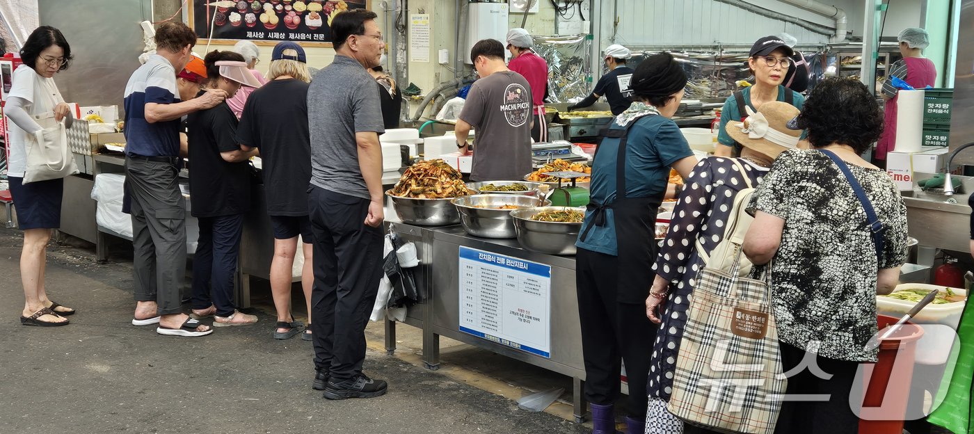 추석 연휴가 시작된 14일 전북자치도 전주시 전주 신중앙시장을 찾은 시민들이 물품을 구매하고 있다. 2024.9.14/뉴스1 ⓒ News1 유경석 기자