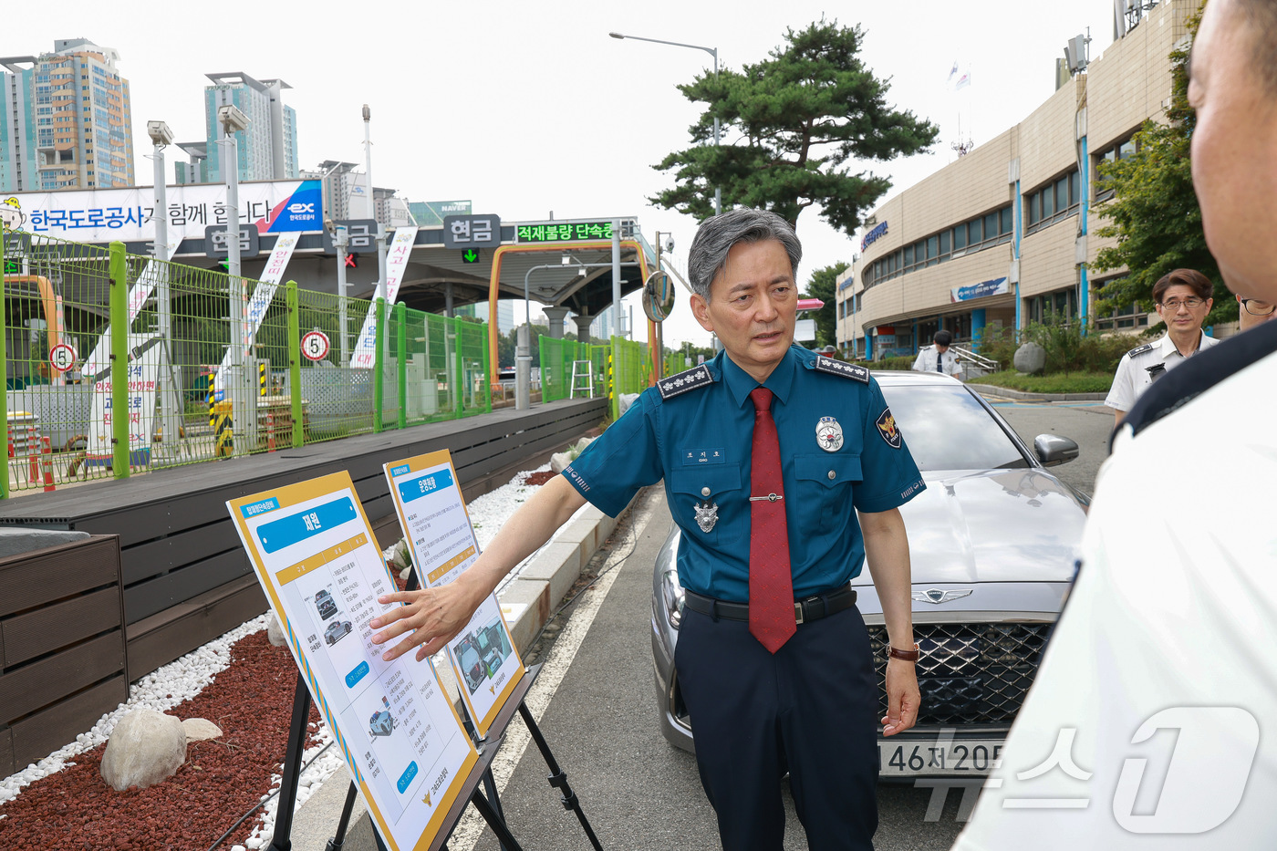 (서울=뉴스1) = 조지호 경찰청장이 14일 고속도로 순찰대를 방문해 추석 명절 귀성길 상황을 점검하고 있다. (경찰청 제공) 2024.9.14/뉴스1