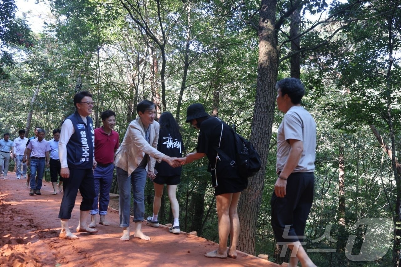 (영광=뉴스1) = 조국 조국혁신당 대표가 14일 오전 전남 영광 물무산행복숲 황톳길에서 맨발걷기를 하며 유권자들을 만나 10·16 영광군수 재선거에 출마한 장현 후보 지지를 호소 …