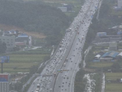 연휴 첫날 귀성길 정체 시작