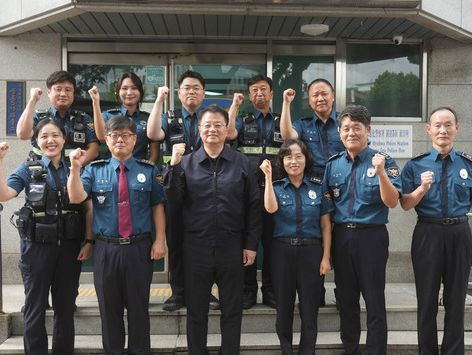 비상근무자들과 기념촬영하는 방기선 국조실장