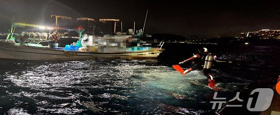 본문 이미지 - 부유물 제거를 위해 입수하는 속초해양경찰.(속초해경 제공)