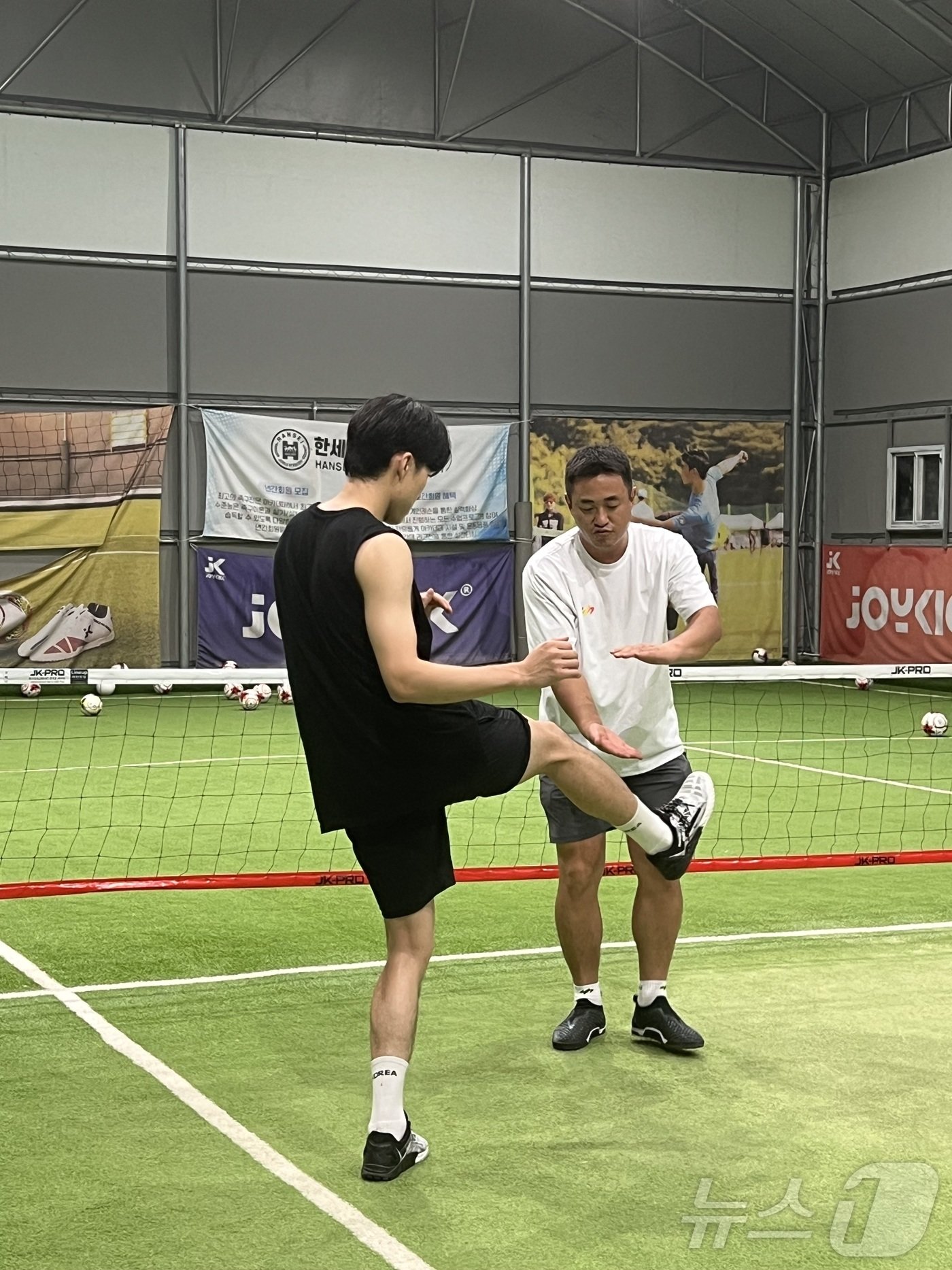 본문 이미지 - 이광재 조이킥스포츠 대표(오른쪽)가 족구를 지도하고 있다. 2024.7.4/뉴스1 ⓒ News1 이상철 기자