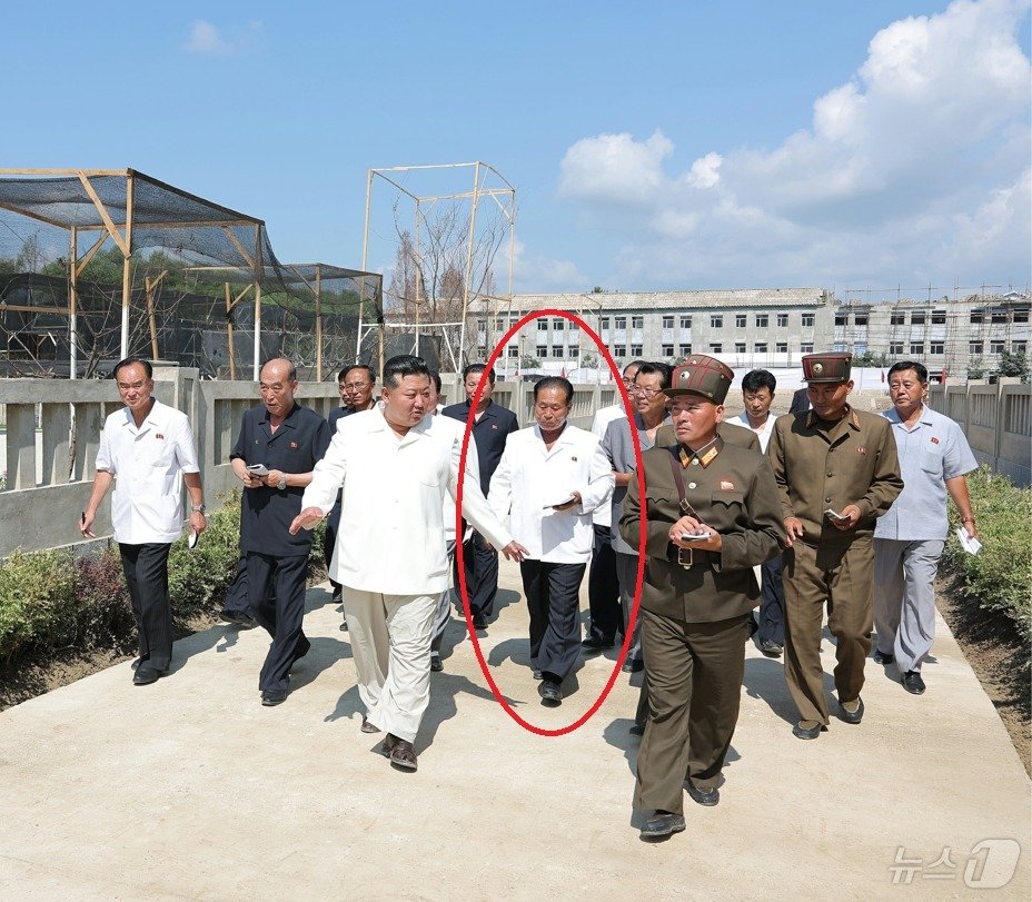 본문 이미지 - &#40;평양 노동신문=뉴스1&#41; =지방공업공장 건설장에서 김정은 총비서를 수행하는 박정천. [국내에서만 사용가능. 재배포 금지. DB 금지. For Use Only in the Republic of Korea. Redistribution Prohibited] rodongphoto@news1.kr 