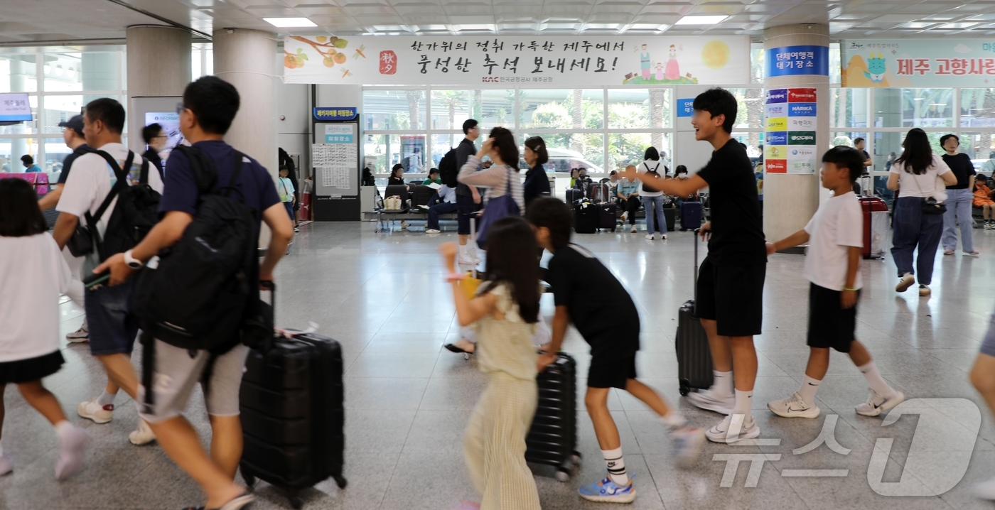 (제주=뉴스1) 홍수영 기자 = 본격적인 추석 연휴가 시작된 14일 오후 제주국제공항 1층 도착장이 귀성객 및 관광객들로 붐비고 있다.2024.9.14/뉴스1