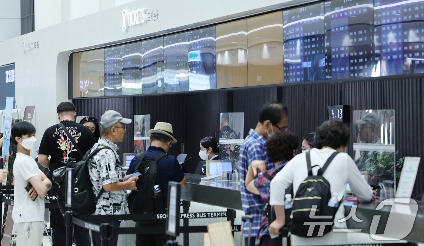 본문 이미지 - 추석 연휴 첫날인 14일 오후 서울 서초구 고속버스터미널을 찾은 귀성객들이 버스표 구매하고 있다. 2024.9.14/뉴스1 ⓒ News1 장수영 기자