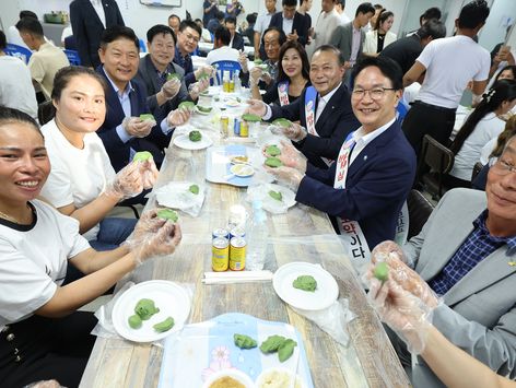 고창군-농협, 외국인 근로자와 송편빚기 및 기숙사 쌀 기탁