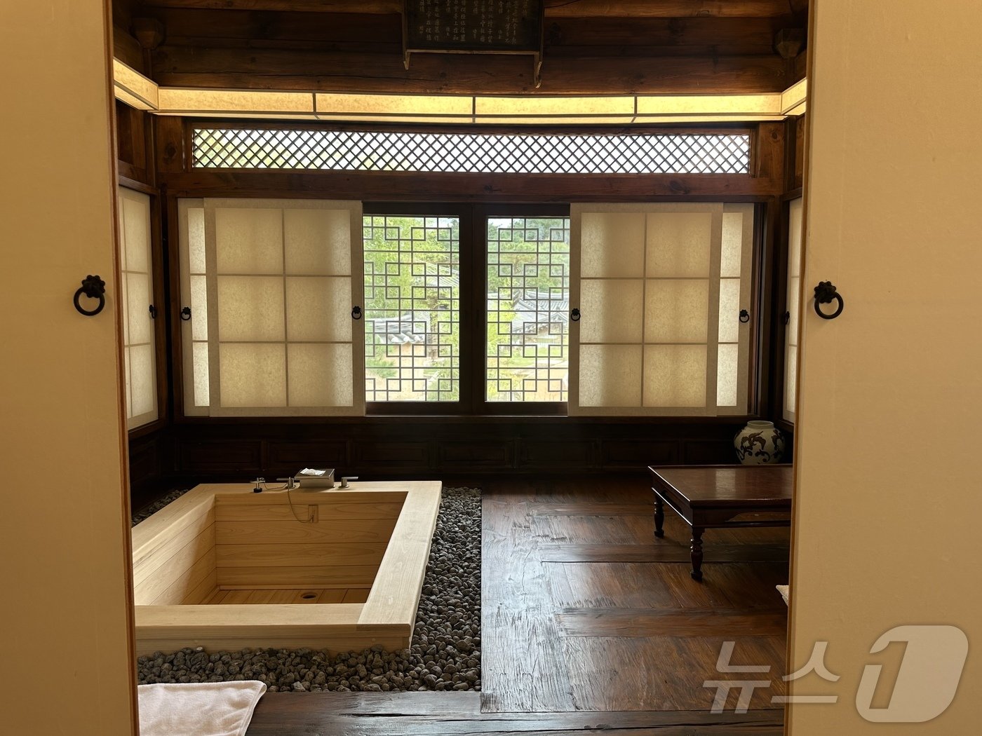 본문 이미지 -  누마루와 편백나무 욕조가 있는 딜럭스 스위트 객실ⓒ News1 윤슬빈 기자