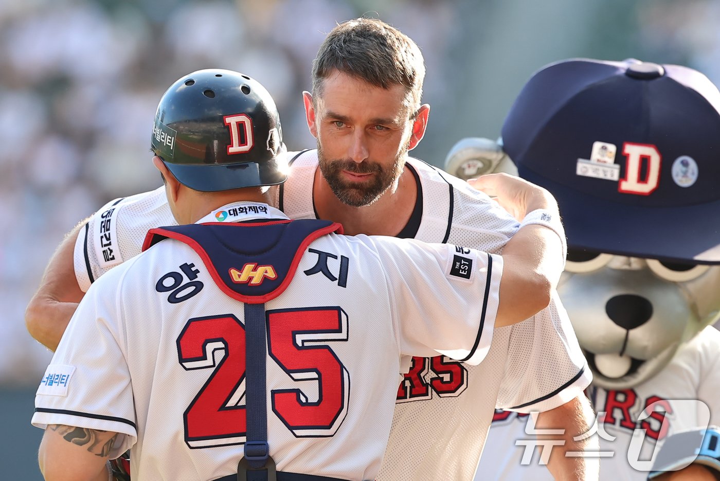 본문 이미지 - 더스틴 니퍼트가 20일 서울 송파구 잠실야구장에서 본인의 은퇴식이 열리는 프로야구 ‘2024 신한 SOL 뱅크 KBO리그’ kt wiz와 두산 베어스의 경기에 앞서 시구를 마치고 두산 포수 양의지와 인사를 나누고 있다. 2024.9.14/뉴스1 ⓒ News1 김도우 기자