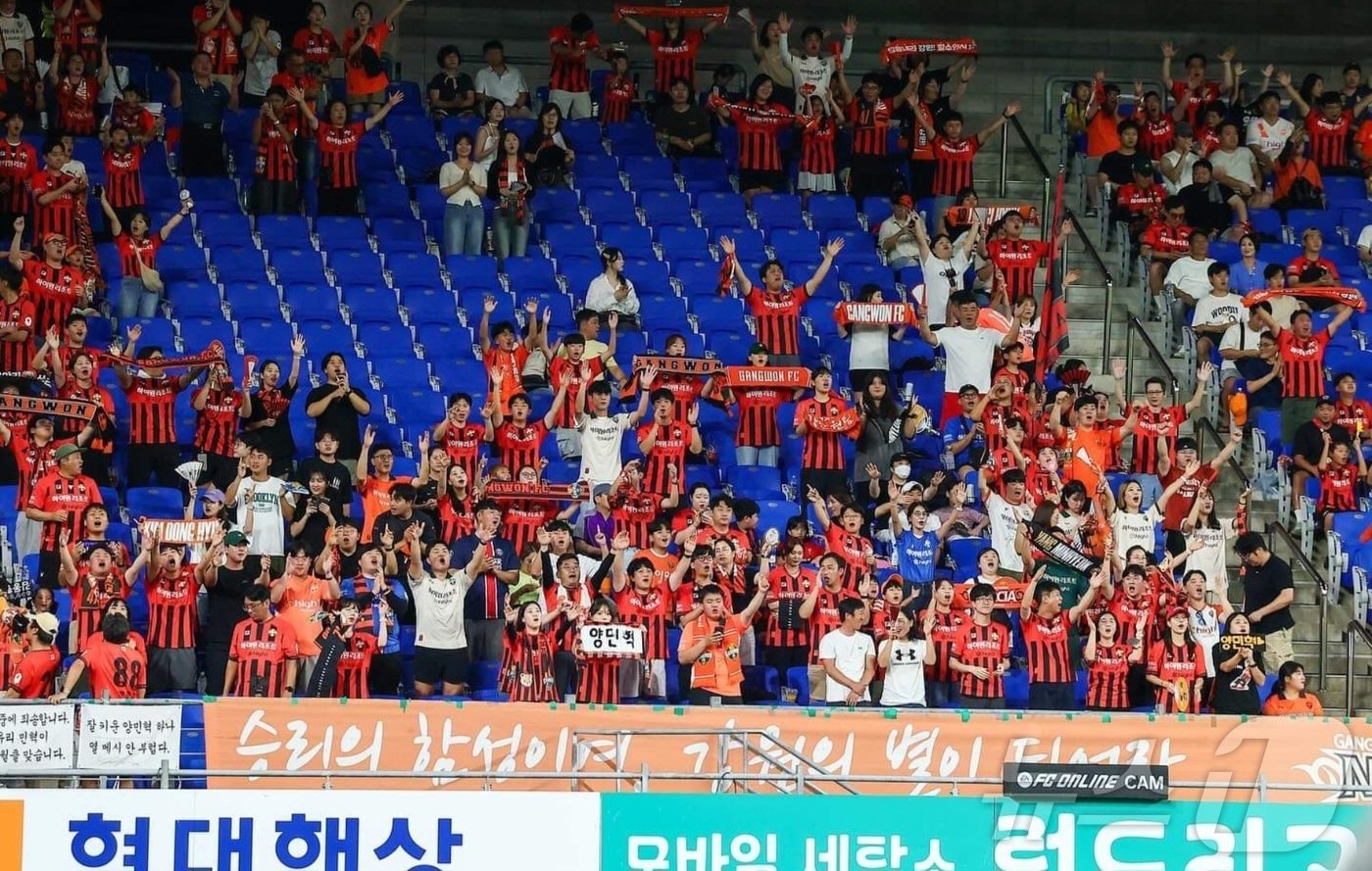 본문 이미지 - 울산 현대와의 원정경기 응원에 나선 강원FC 팬들.(강원FC 제공)