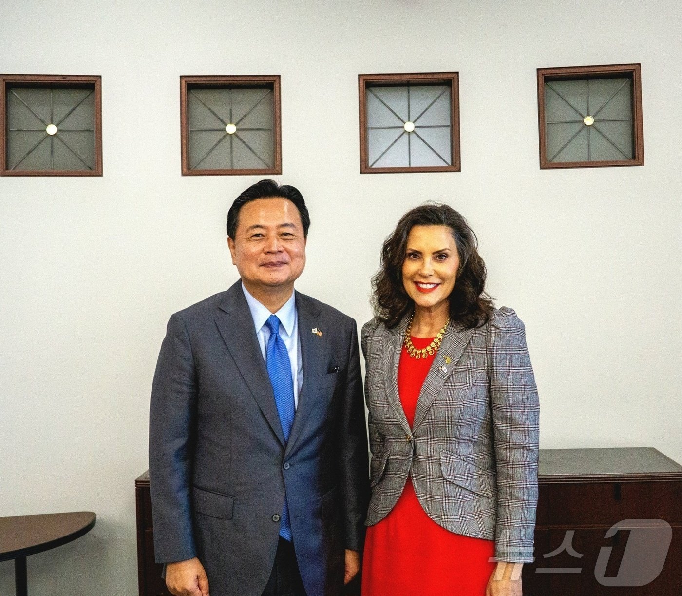 본문 이미지 - 조현동 주미대사가 10일(현지시간) 그레첸 위트머 미시간 주지사와 면담하고 기념 촬영을 하고 있다.<주미한국대사관 사진제공>