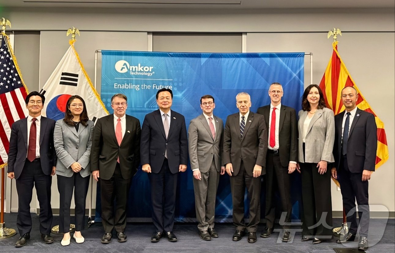 본문 이미지 - 조현동 주미대사와 필립 골드버그 주한미국대사가 13일(현지시간) 앰코테크놀로지 공장을 방문해 기념촬영을 하고 있다. <주미한국대사관 사진제공>