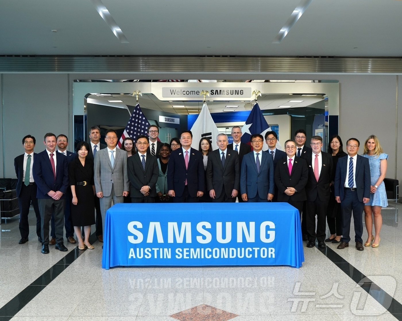 본문 이미지 - 조현동 주미대사와 필립 골드버그 주한미국대사가 11일(한국시간)삼성 오스틴 반도체공장을 방문해 기념촬영을 하고 있다. <주미한국대사관 사진제공>