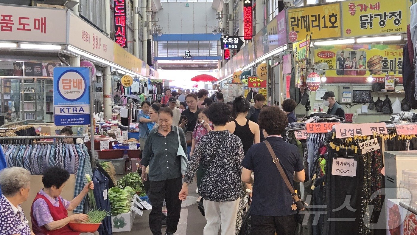  추석 연휴 둘째 날인 15일 오전 대전 중앙시장에서 시민들이 장을 보고 있다. 2024.9.15 /뉴스1 ⓒ News1 허진실 기자