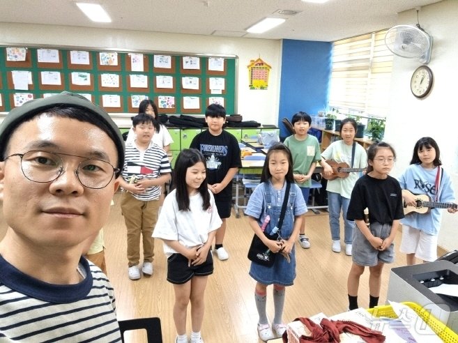 본문 이미지 - 뮤즈그레인 리드보컬 김승재 전주 화정초 교사의 ‘나만의 노래 만들기 프로젝트’ 수업 모습./뉴스1