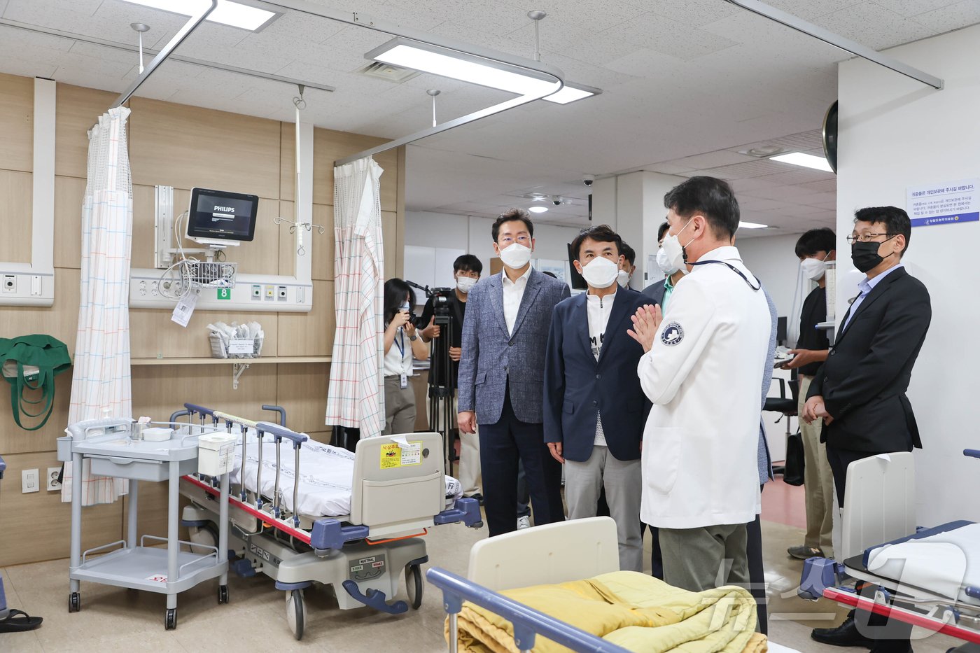 본문 이미지 - 김진태 강원특별자치도지사가 15일 이상민 행정안전부장관과 원주의료원을 찾아 추석 연휴기간 중 응급의료 및 비상진료체계 운영현황을 듣고 있다.&#40;강원도 제공&#41;