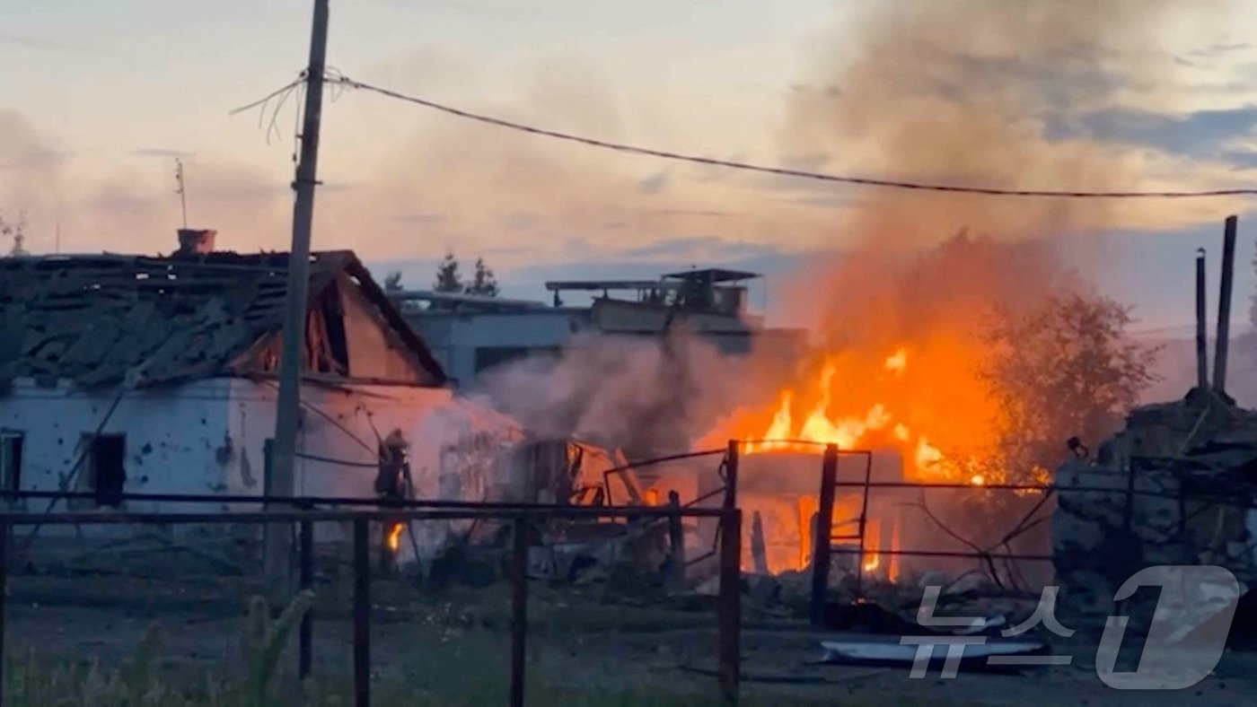 본문 이미지 - 러시아 쿠르스크주 수자의 한 마을이 불타고 있다. ⓒ 로이터=뉴스1 ⓒ News1 이종덕 기자