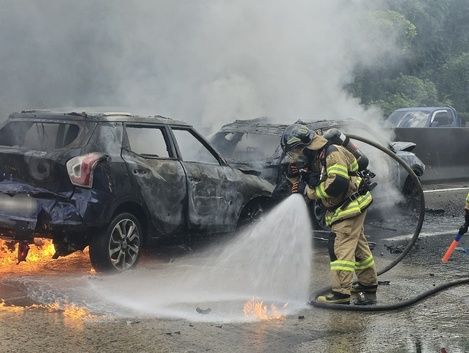 사천 축동면 남해고속도로서 4중 추돌…차량 2대 전소·5명 부상