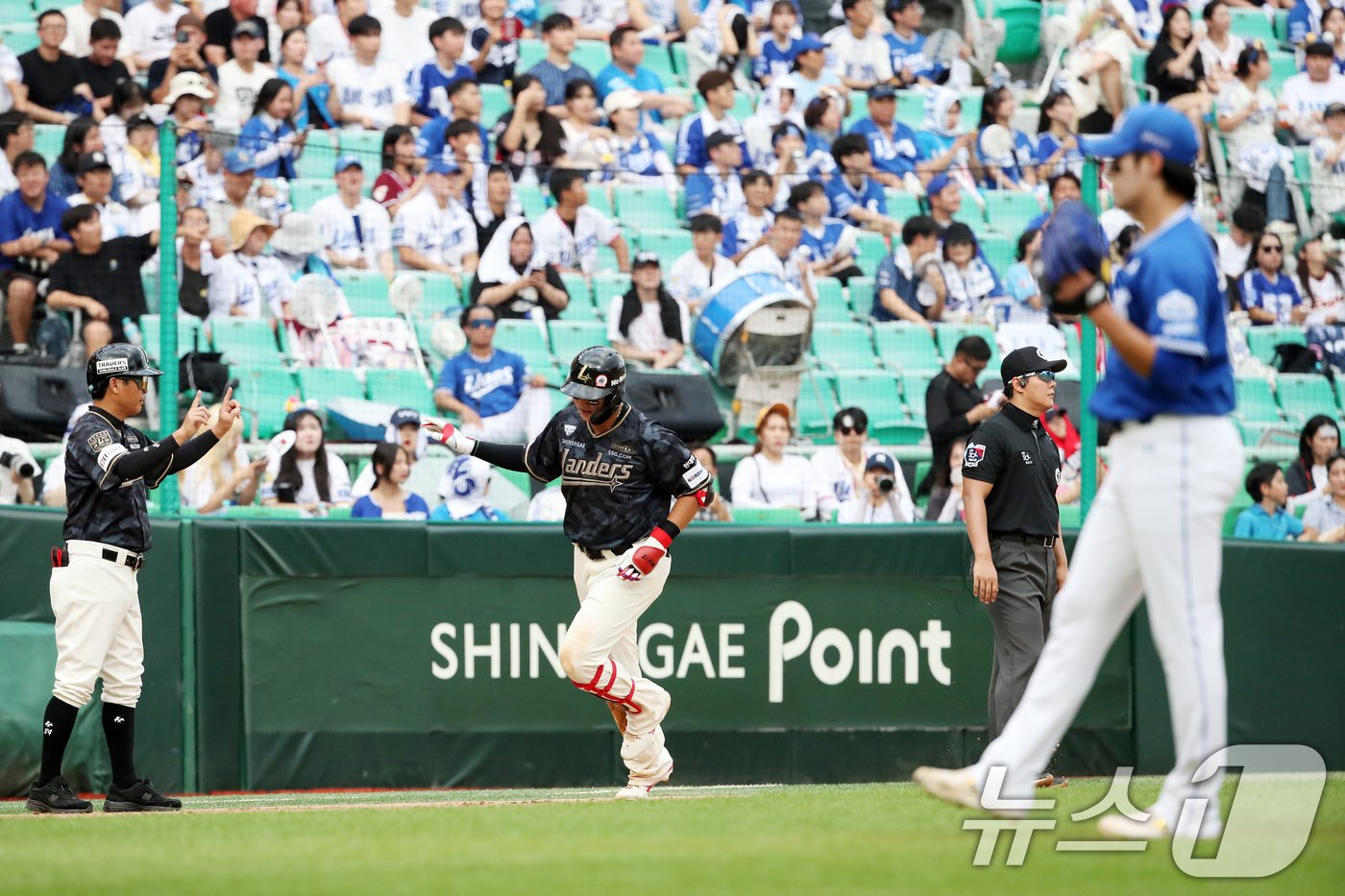 본문 이미지 - 15일 오후 인천 SSG랜더스필드에서 열린 프로야구 '2024 신한 SOL 뱅크 KBO리그' SSG 랜더스와 삼성 라이온즈의 경기에서 4회말 무사 주자 1,2루 상황 고명준이 홈런을 치고 홈으로 향하고 있다. 2024.9.15/뉴스1 ⓒ News1 이승배 기자