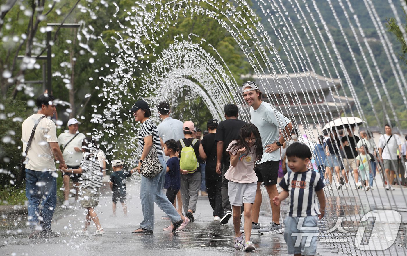 본문 이미지 - 추석 명절 연휴인 15일 오후 서울 광화문광장에서 시민들이 폭염특보를 피해 더위를 식히고 있다. 2024.9.15/뉴스1 ⓒ News1 임세영 기자