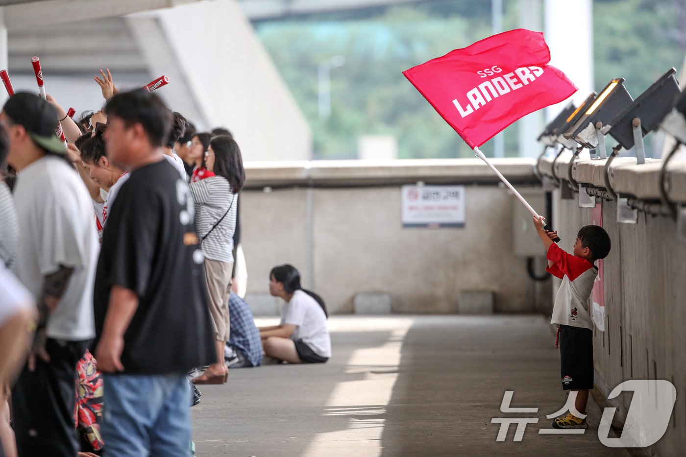 본문 이미지 - 프로야구가 사상 첫 천만 관중을 달성한 15일 오후 인천 SSG랜더스필드에서 열린 프로야구 '2024 신한 SOL 뱅크 KBO리그' SSG 랜더스와 삼성 라이온즈의 경기를 찾은 어린이 야구팬이 응원을 하고 있다. 2024.9.15/뉴스1 ⓒ News1 이승배 기자