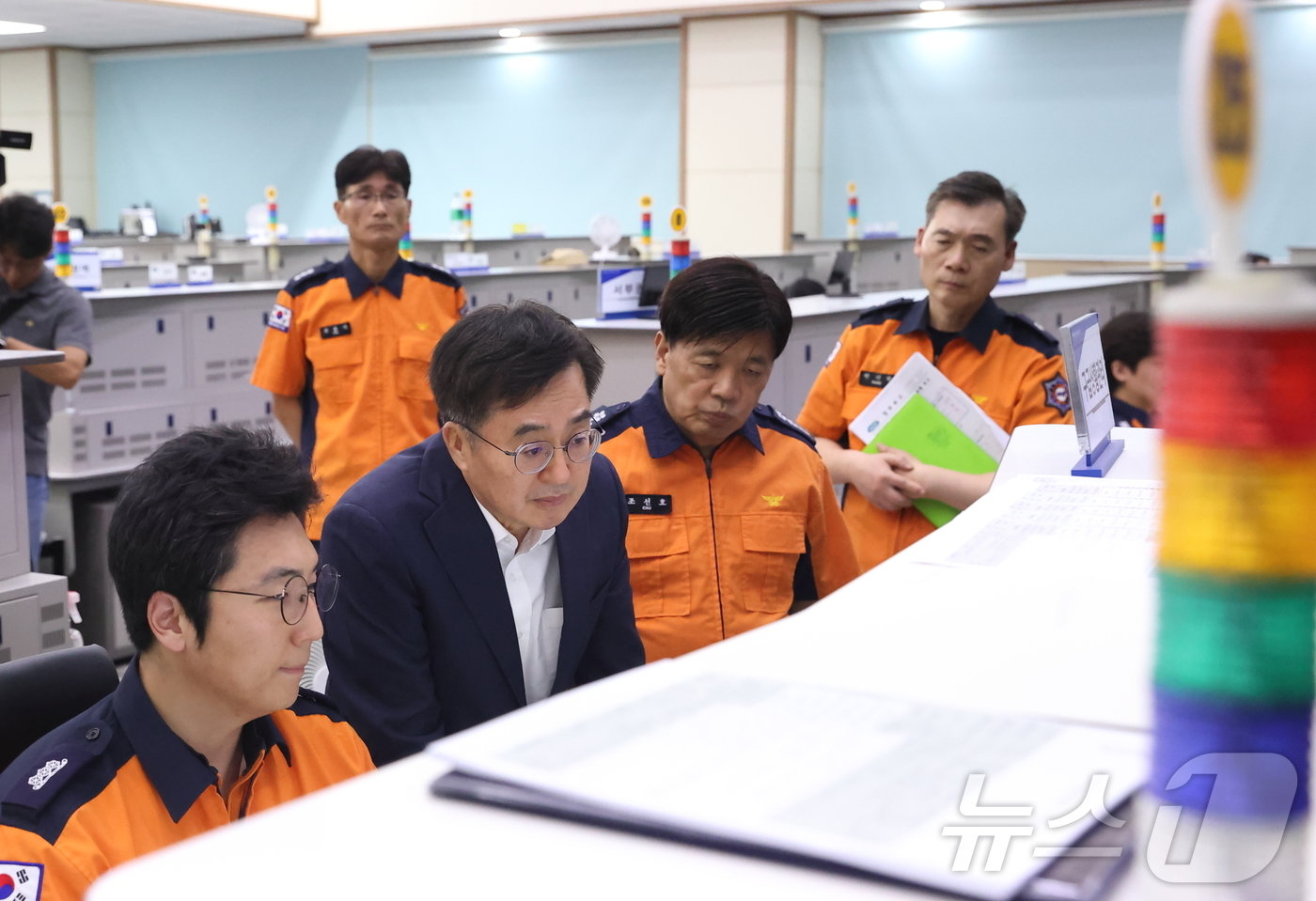 본문 이미지 - 김동연 경기도지사가 15일 오후 수원남부소방서 청사 5층 경기도119종합상황실에서 조선호 경기도소방재난본부장 등 소방 관계자들과 함께 구급 신고 대응 상황을 살피고 있다.